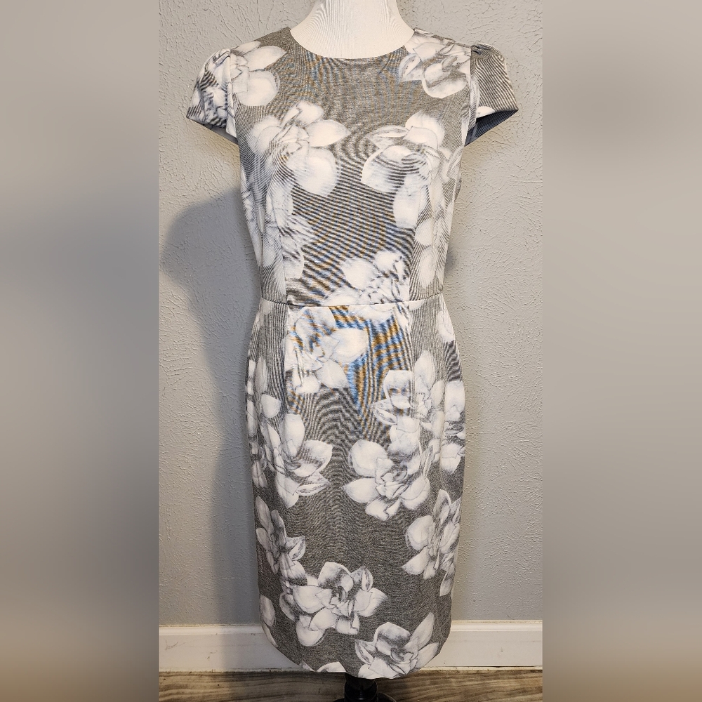 BETSEY JOHNSON Heath Gray Floral Sheath Short Sleeve Dress. Size 10.
